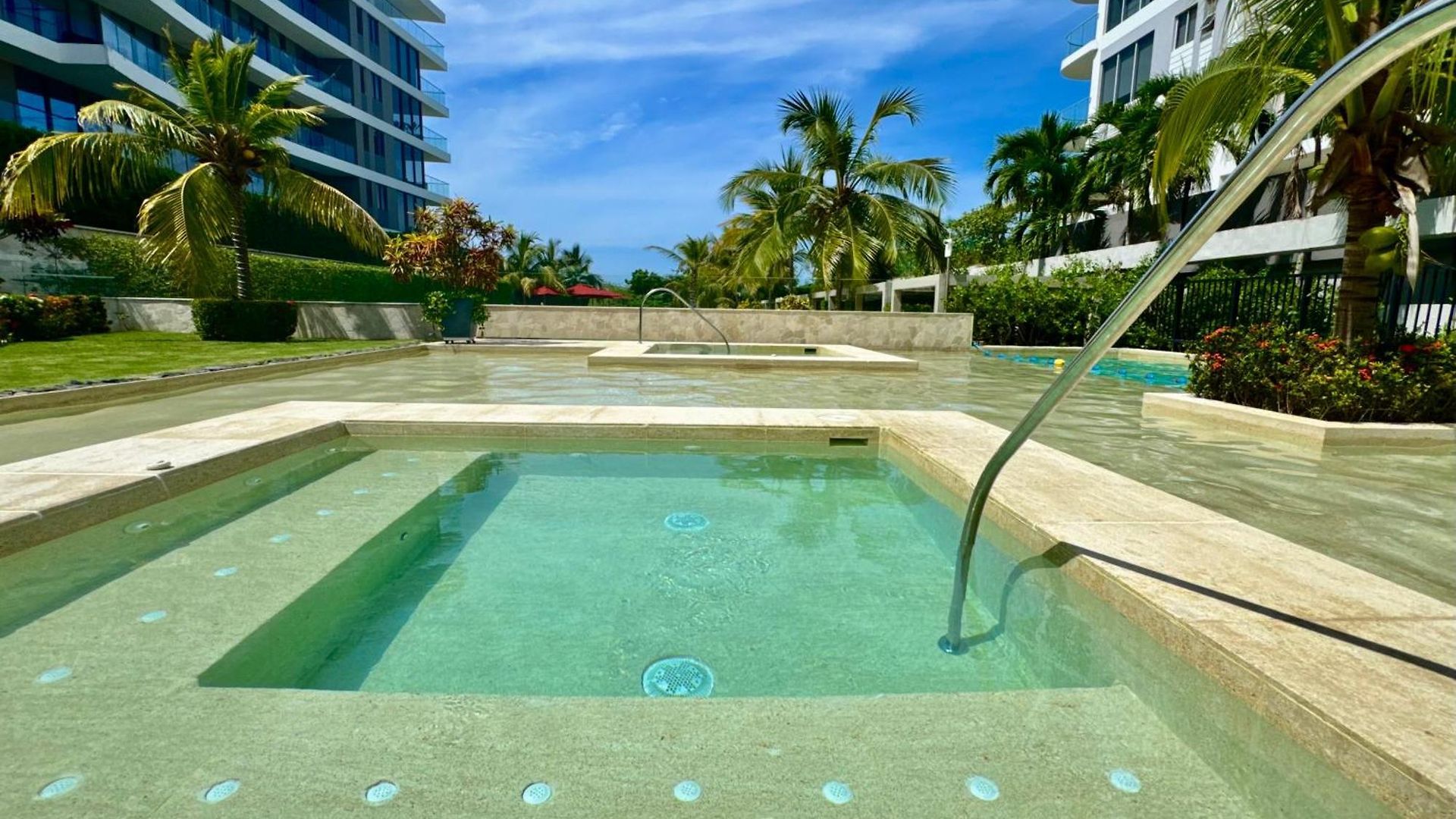Fantastic Loft/beachfront+pools *